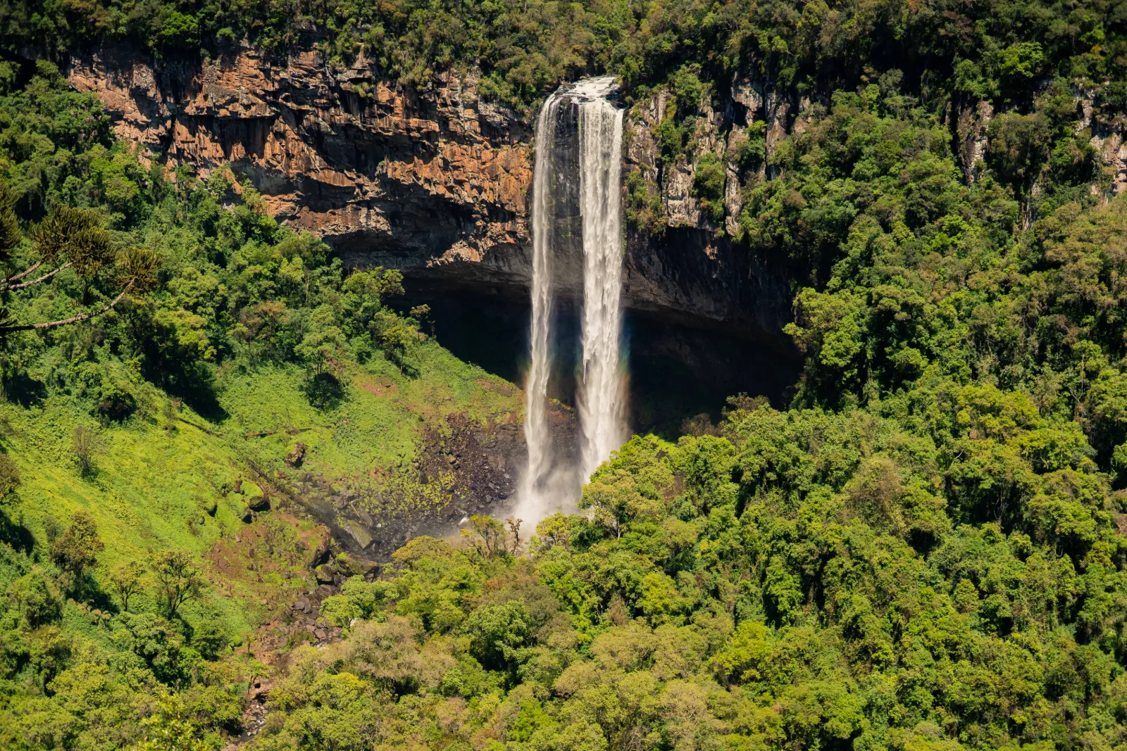vista frontal da cascata do caracol, em meio a mata nativa em um dia de sol