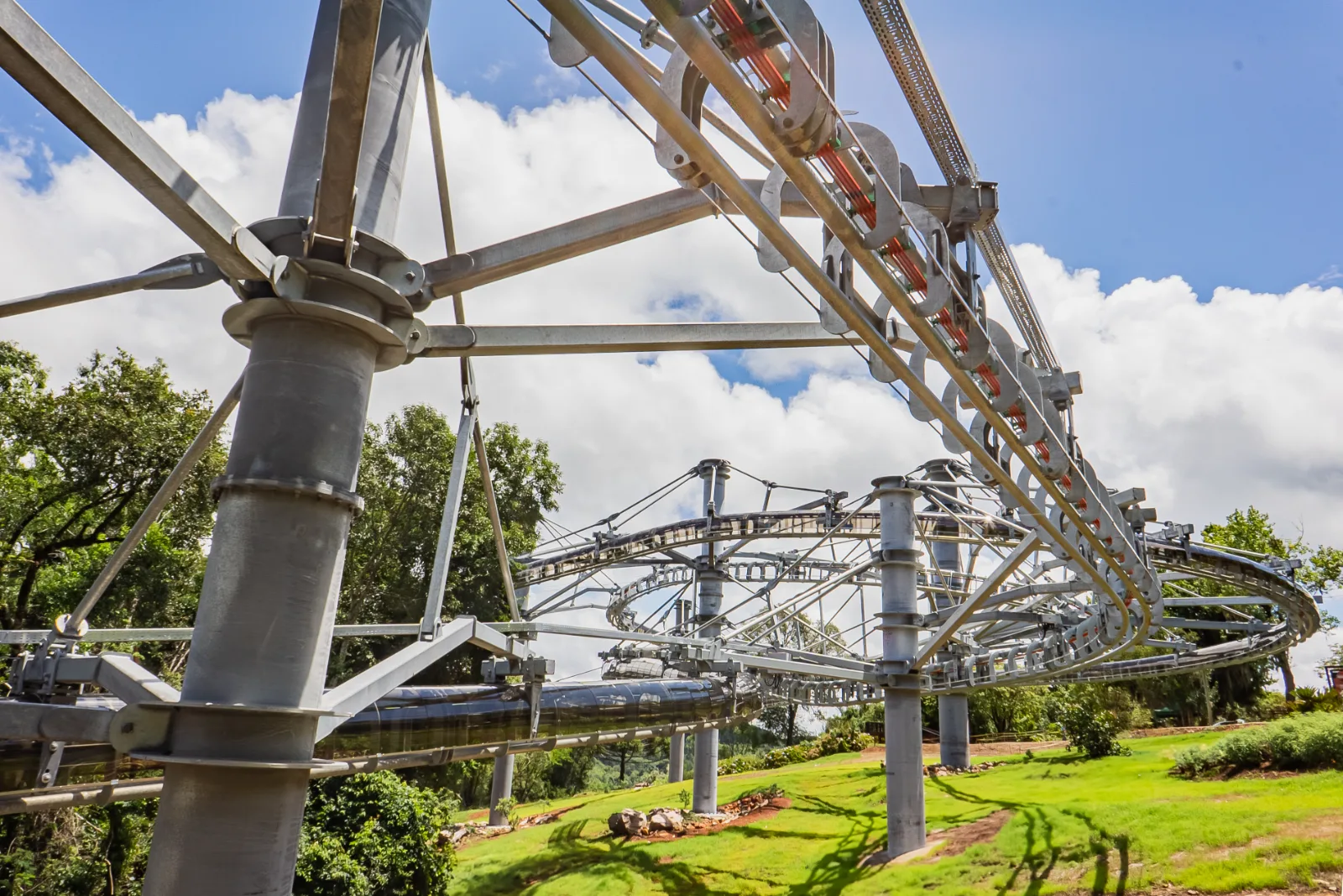 trilhos de um atração no parque bondinhos canela