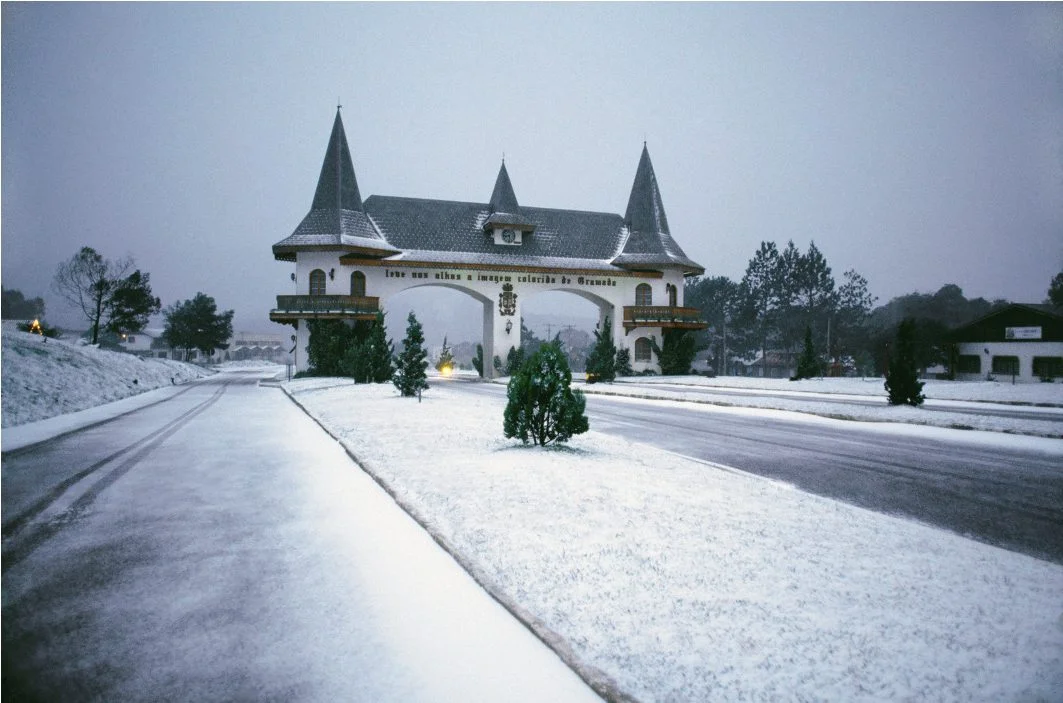 Portico de gramado, coberto com neve