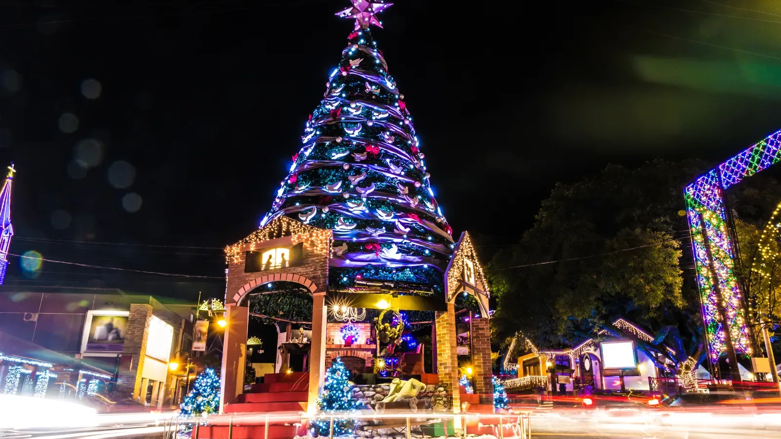 Pinheiro na rotula central da cidade de Gramado a noite iluminando a cidade com seus enfeites natalinos