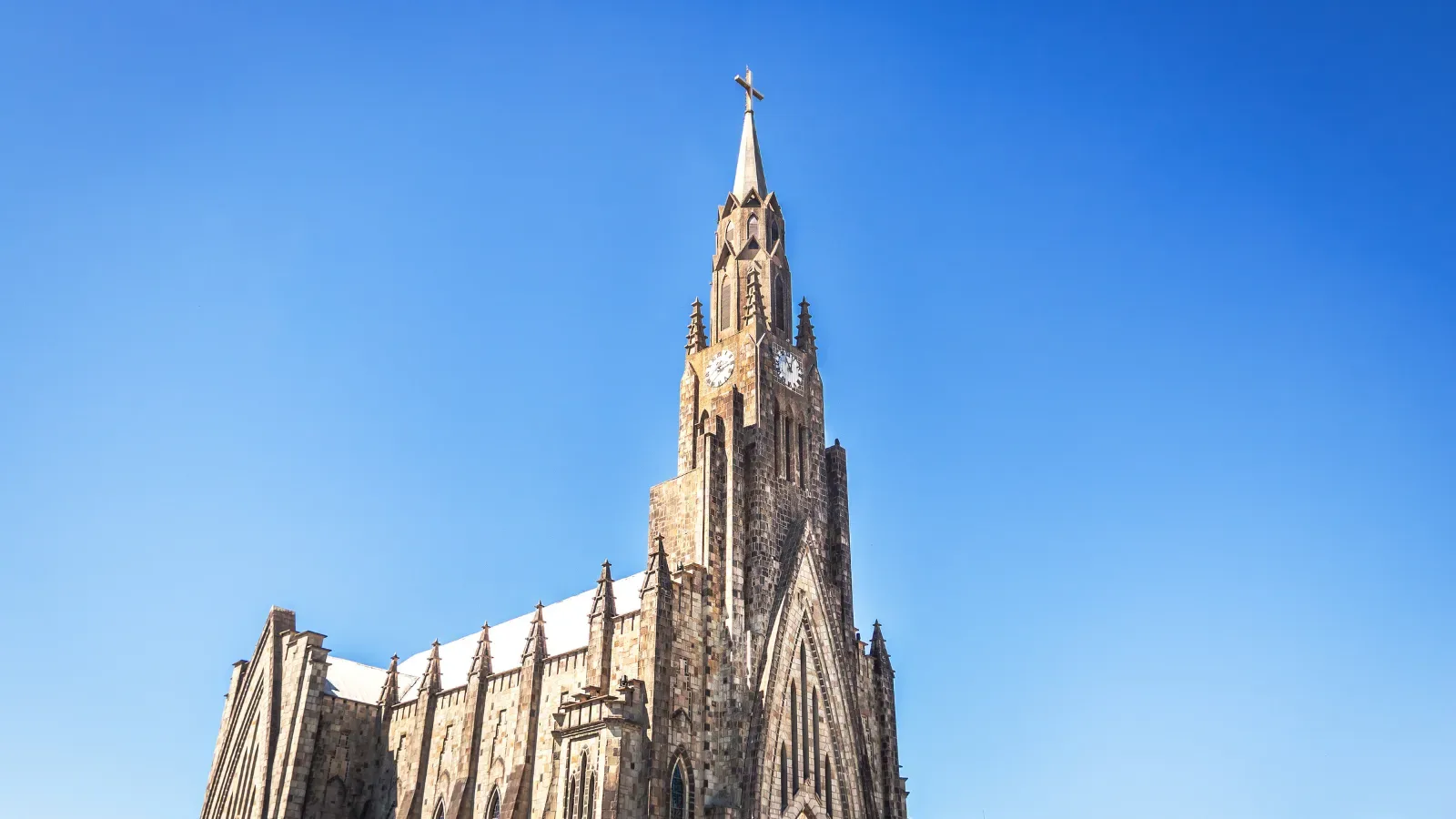 igreja matriz em canela rio grande do sul, em um dia com o cpeu bem azul
