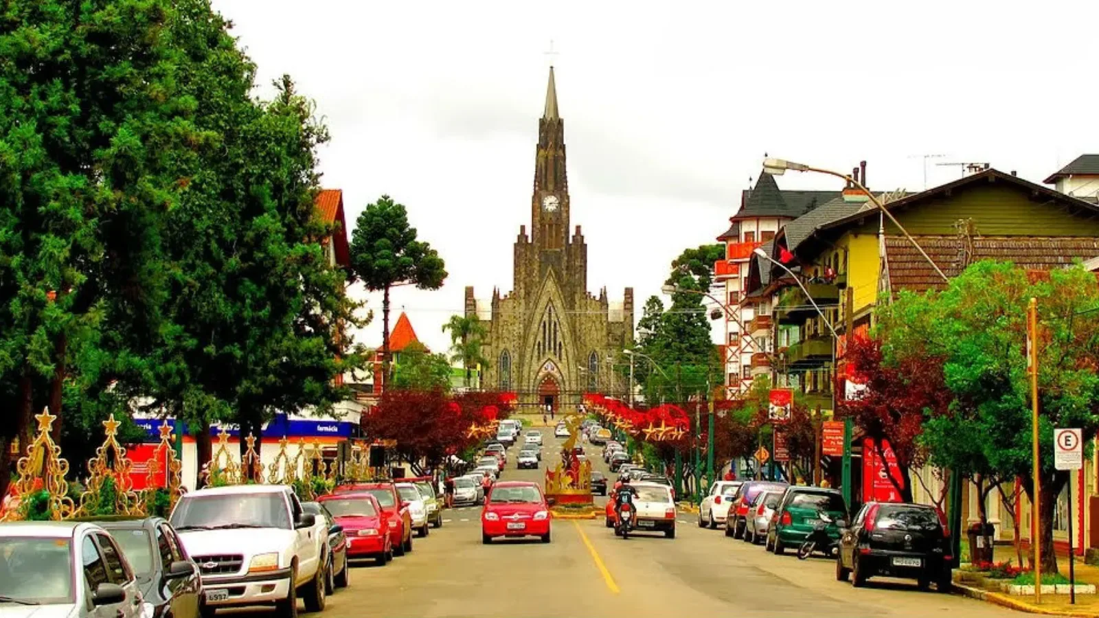 rua de canela rio grande do sul, ao fundo a igreja matriz de canela