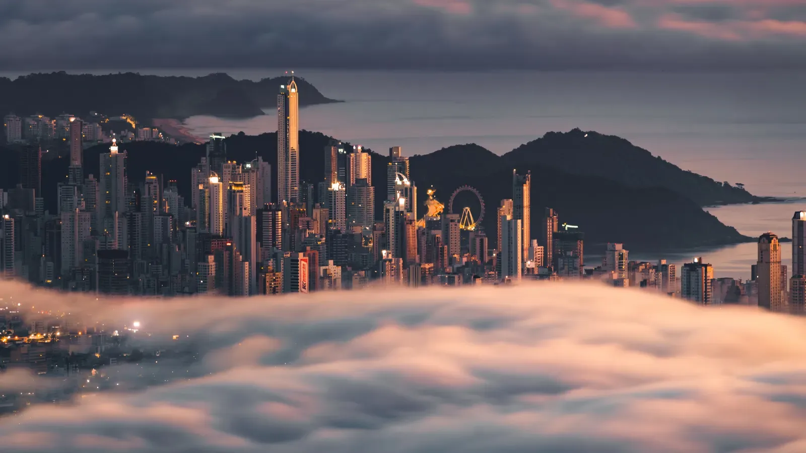 vista das nuvens e um nascer do sol na cidade de balneario camboriú