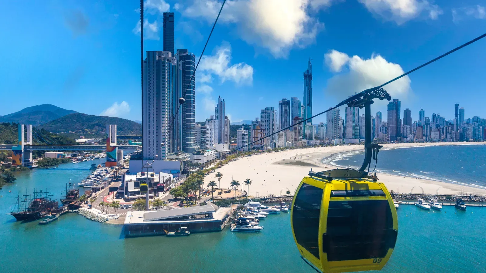 bondinhos uniprarias em balneario, vista dos arranha-céis da cidade