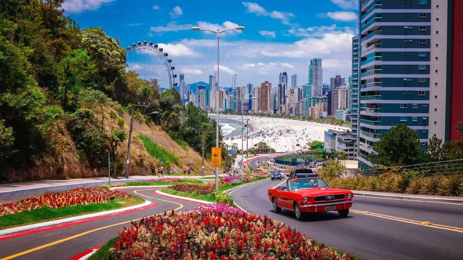 rua torta de balneario, com carro vermelho posando para foto em um dia de verão