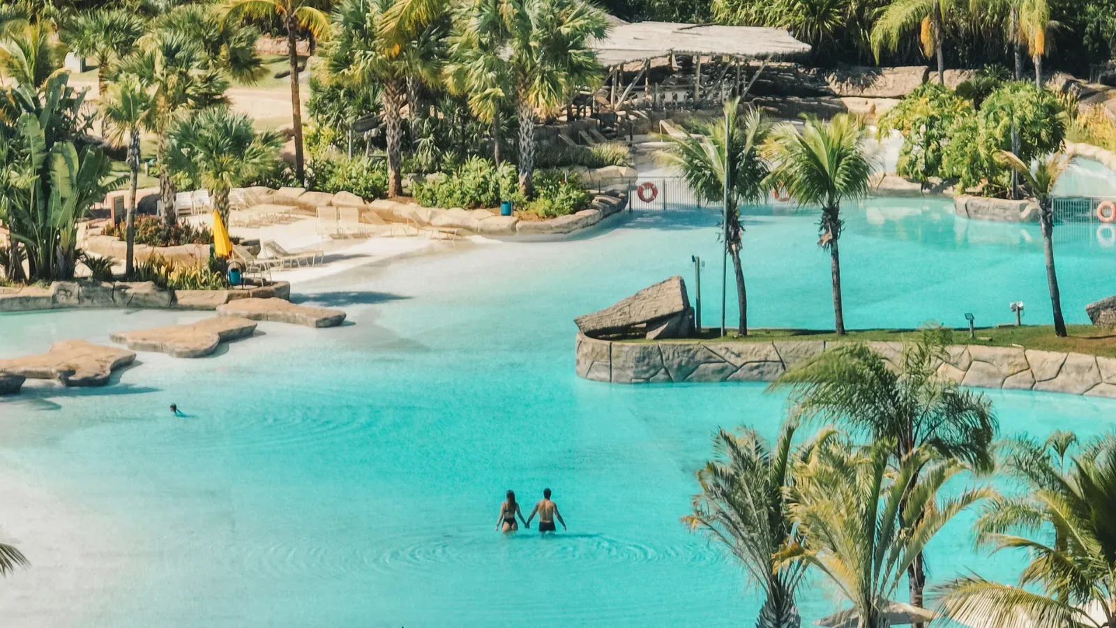 piscinas paradisiacas com mata nataiva e aguas azuis