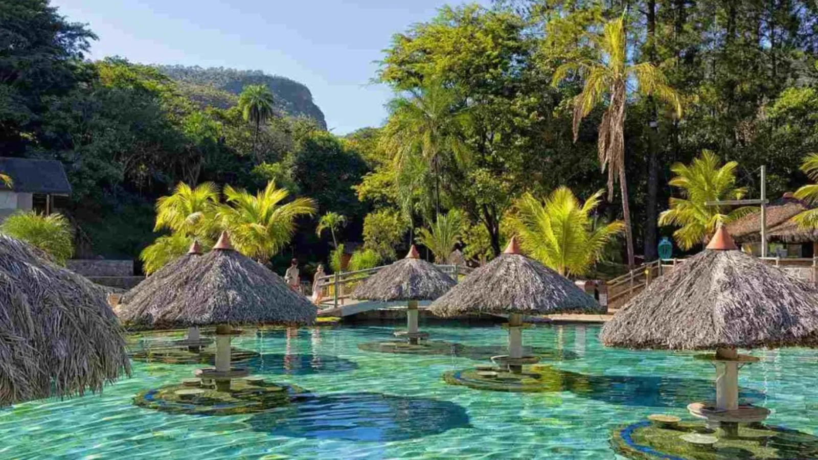 resort de luxo em meio a agua, com psicinas e bangalos para sentar