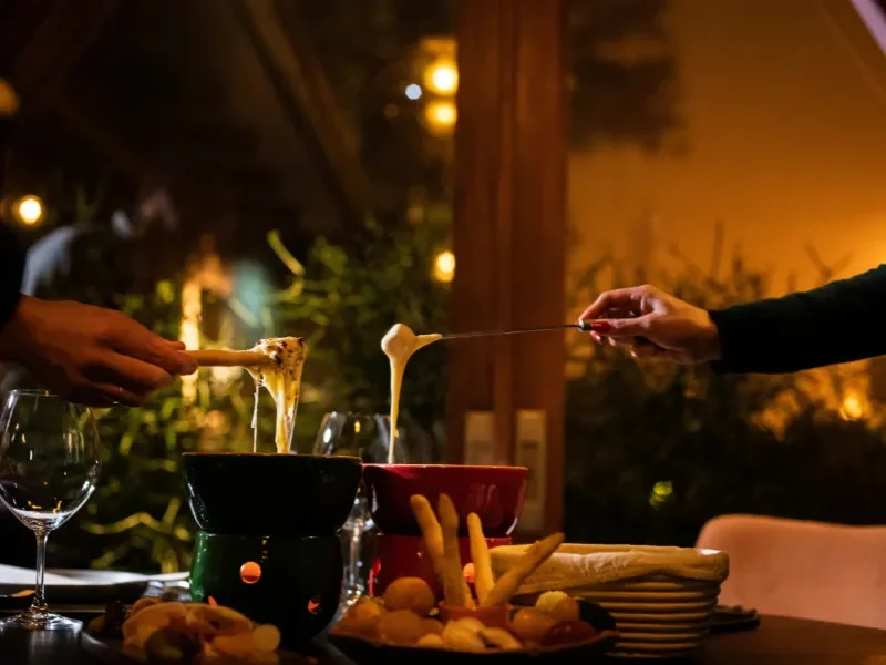 Sequência de Fondue em restaurante luxuoso