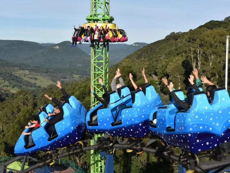 Família descendo no trenó alpino, uma das atrações do Alpen Park!