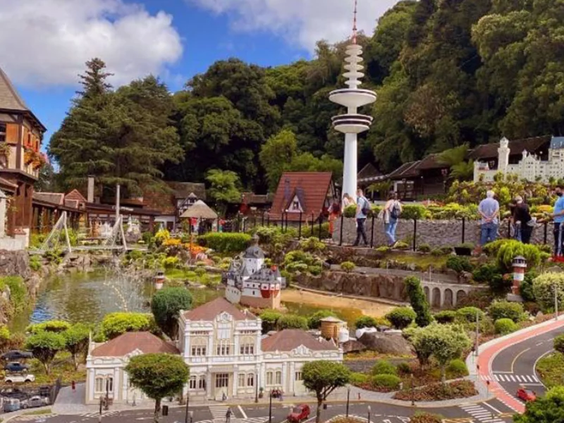 Turistas fotografando as miniaturas do parque!